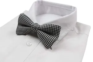 Mens Black & White Zig Zag Patterned Bow Tie
