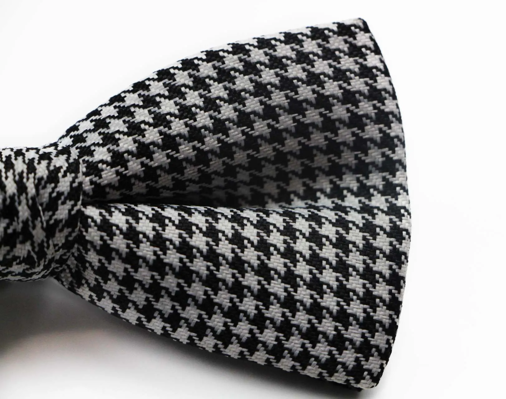 Mens Black & White Zig Zag Patterned Bow Tie