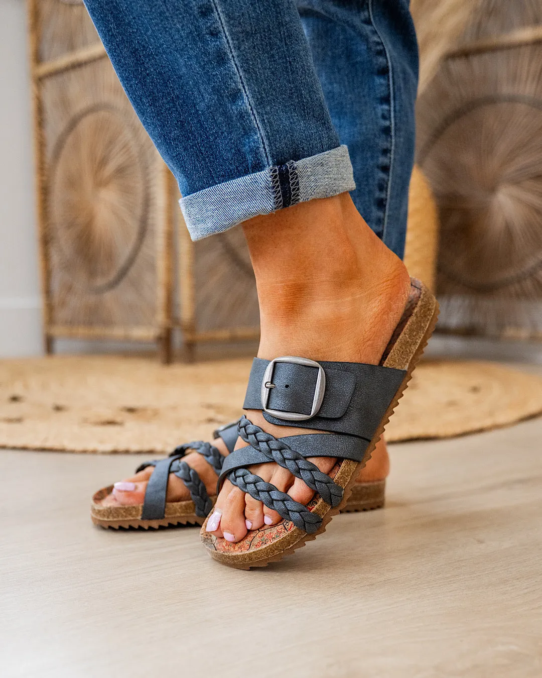 NEW! Very G Nora 3 Criss Cross Sandals - Black