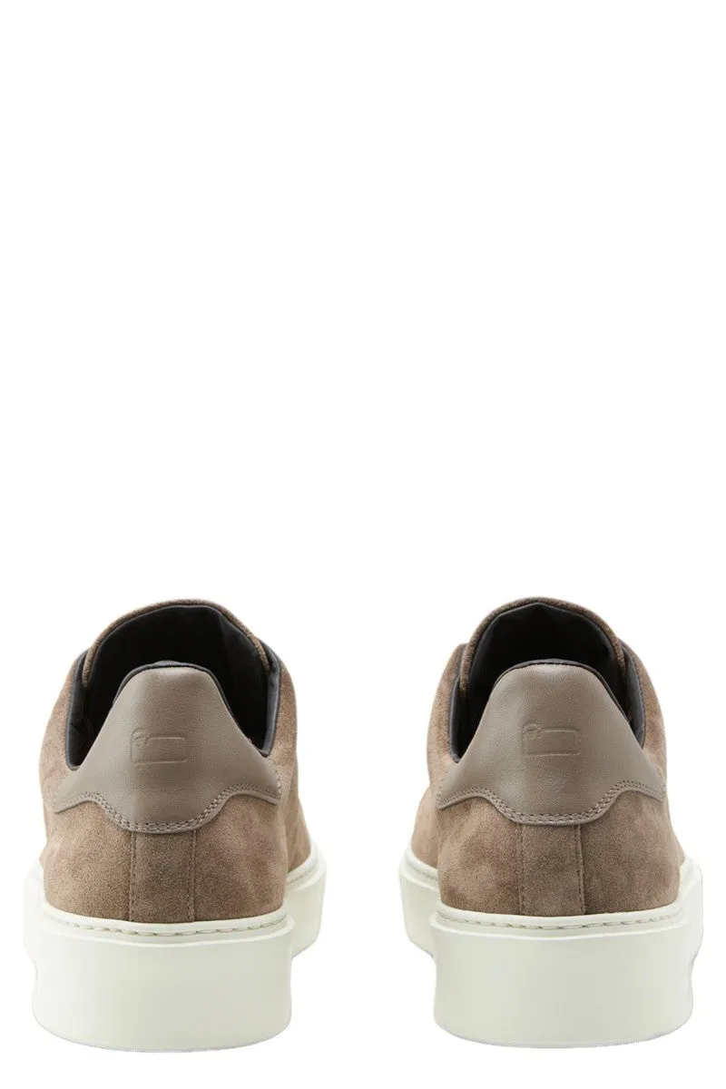 Sneakers Classic Court in pelle scamosciato